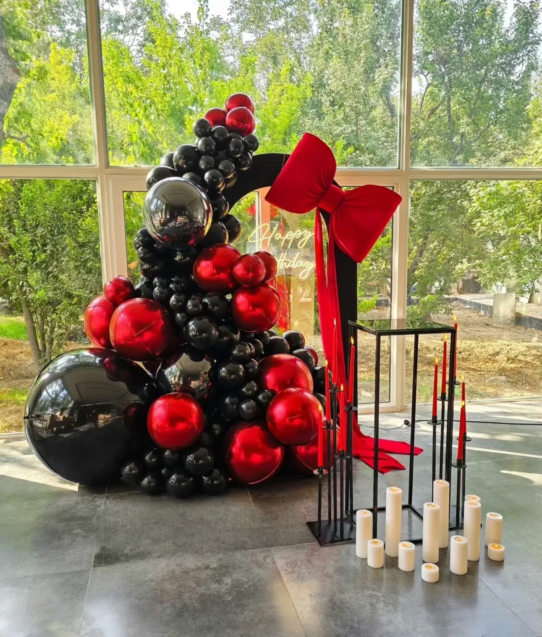 دکوربادکنکی قرمز مشکی باپاپیون پارچه ای